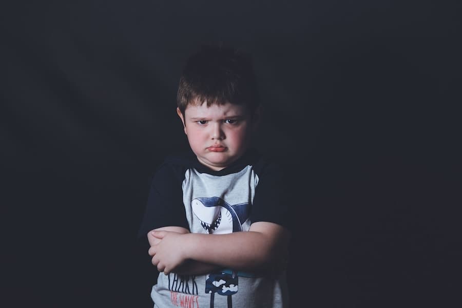 Enfant calme réfléchissant à ses émotions