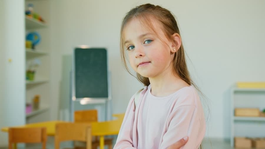 Parent notant des repères sur les signes HPI et le fonctionnement de son enfant