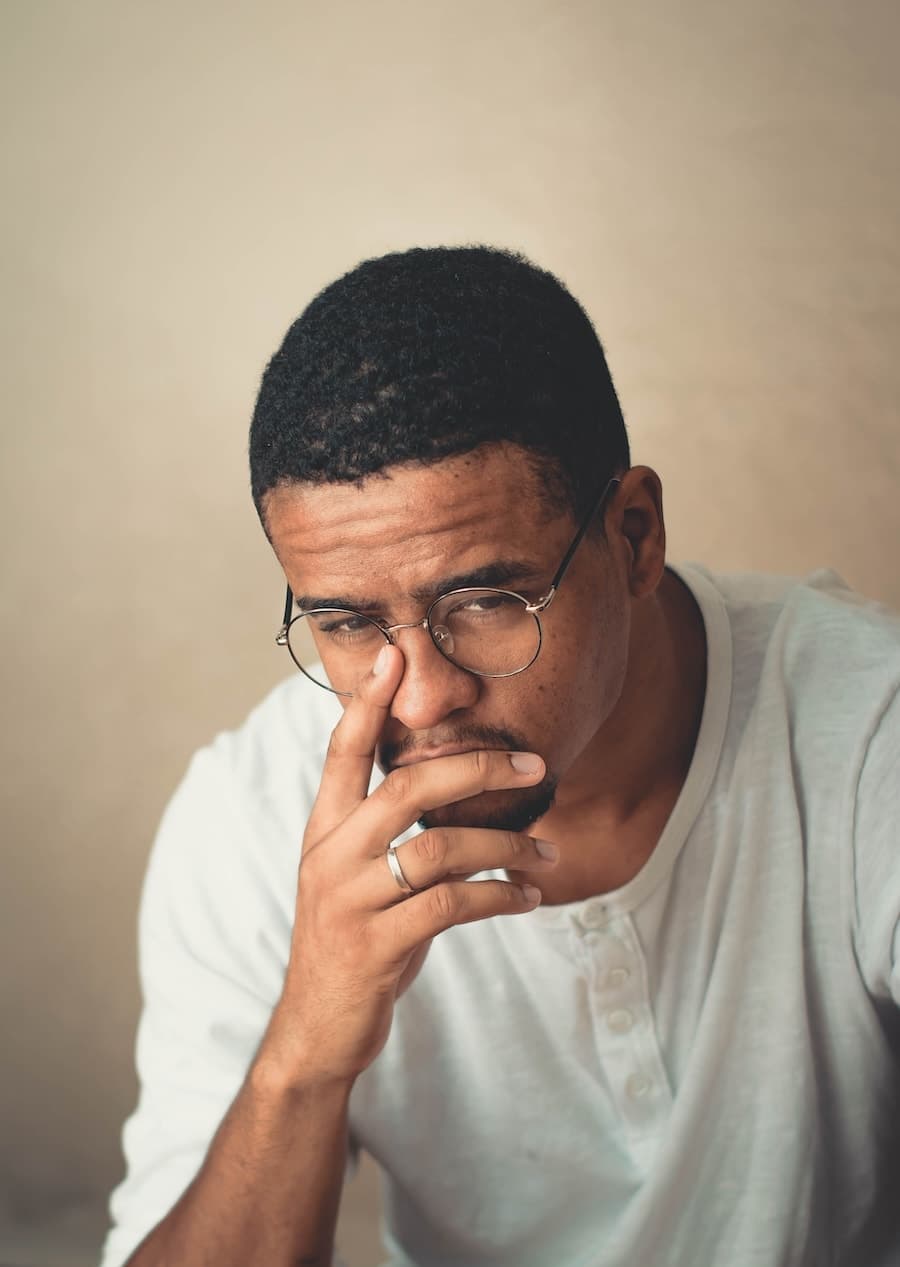 Adulte en réflexion sur son fonctionnement intellectuel et son haut potentiel adulte