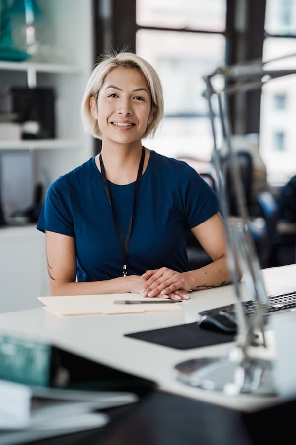 Femme assise à son bureau dans un espace de travail lumineux