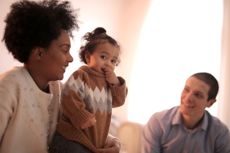 Parent réfléchissant au fonctionnement intellectuel et au haut potentiel de son enfant