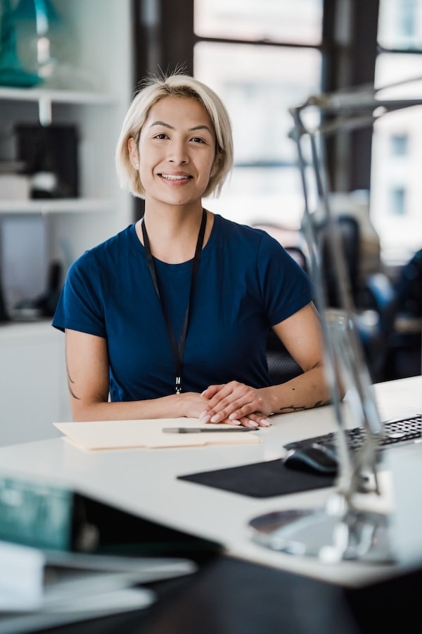 Femme assise à son bureau dans un espace de travail lumineux